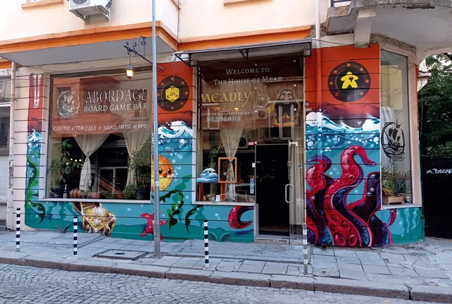 A marine world on the facade · MAD / Sofia Graffiti Tour